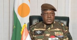Copertina di Niger, la giunta militare espelle l’ambasciatore francese. Parigi: “Non ha autorità per farlo”