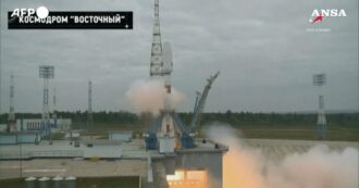 Copertina di Mosca lancia un razzo con una sonda verso la Luna: partita la prima missione lunare russa dopo 47 anni – Video