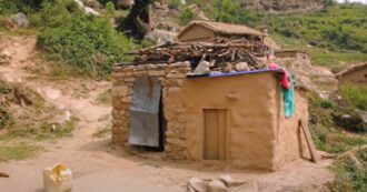 Copertina di Nepal, 16enne muore in una capanna di isolamento (illegale) per le donne con le mestruazioni