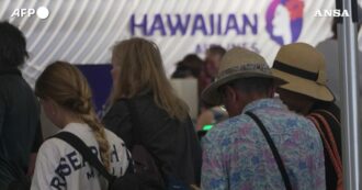 Copertina di Incendi alle Hawaii, i turisti affollano l’aeroporto per lasciare l’isola di Maui – Le immagini