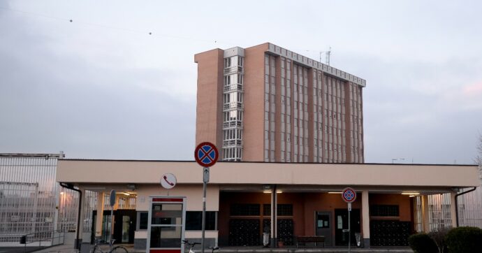Doppio suicidio dentro il carcere di Torino, il ministro in visita: “Non è un’ispezione ma un atto di vicinanza”. Fischi e urla dei detenuti
