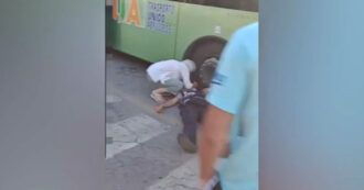 Copertina di Dà un pugno al controllore del bus per evitare la multa, poi scappa: il video dell’aggressione a Pescara