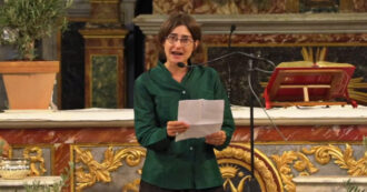Copertina di Il discorso di Chiara Valerio tra lacrime e risate ai funerali di Michela Murgia: “Parlerò di lei solo al futuro. Mi aspetto nuove sorprese”