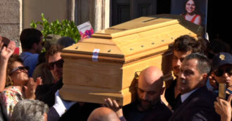 Copertina di Le immagini dei funerali di Michela Murgia: Saviano porta il feretro fuori dalla chiesa e le persone cantano Bella ciao