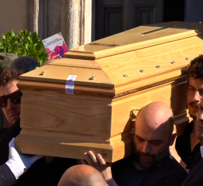 Le immagini dei funerali di Michela Murgia: Saviano porta il feretro fuori dalla chiesa e le persone cantano Bella ciao