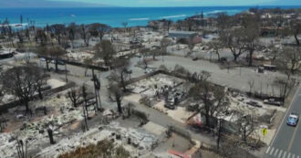 Copertina di Rasa al suolo dagli incendi: ecco cosa resta della città turistica di Lahaina, nelle Hawaii. Il video dall’alto