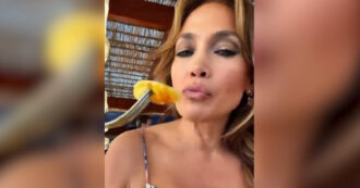 Copertina di “Mambo, spaghetti e ravioli”: le vacanze di Jennifer Lopez in Costiera Amalfitana – Video