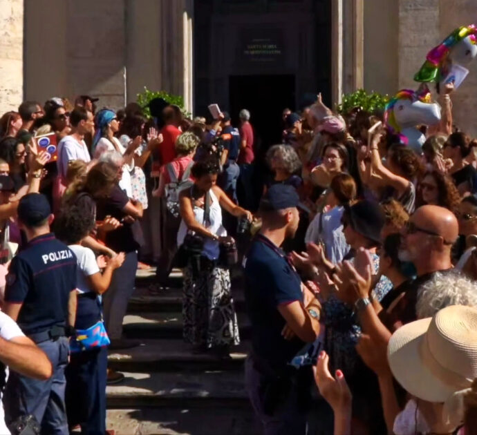 Michela Murgia, fuori dalla chiesa si canta Bella ciao: la commozione al funerale – Video