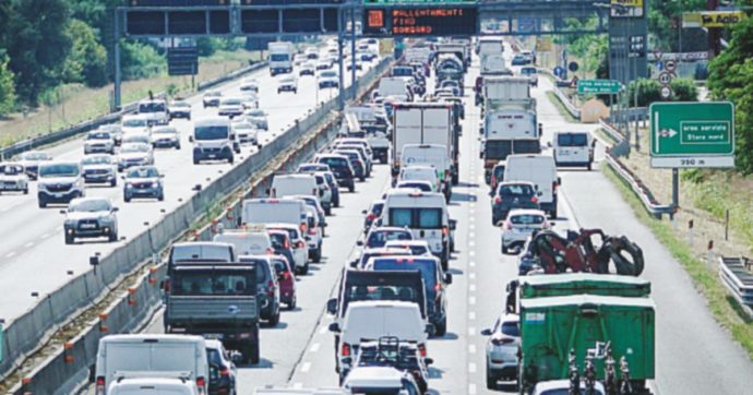 Copertina di Esodo Ferragosto, caos traffico. Coda record sull’A1: 12 km