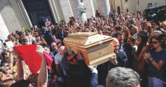 Copertina di Murgia, funeral party d’addio: di lacrime, di rabbia e di risate