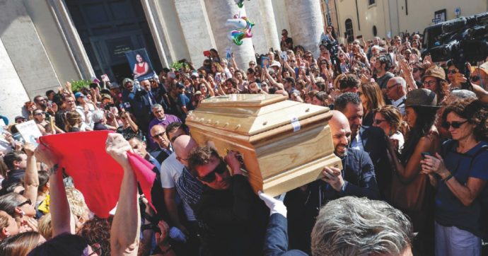 Murgia, funeral party d’addio: di lacrime, di rabbia e di risate