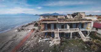 Copertina di Italia balneare: il mare (inquinato) batte là dove la spiaggia muore