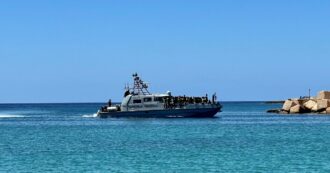 Copertina di Migranti, centinaia di persone a Lampedusa: oltre 20 sbarchi in meno di 24 ore. L’hotspot stipato di ospiti: sono oltre 2000