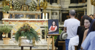 Copertina di I funerali di Michela Murgia, fiori in chiesa e “Bella Ciao” cantata fuori. La commozione di Saviano e l’omelia di don Walter: “Sono le parole più difficili della mia vita”