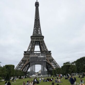 Copertina di Caldo record, aumentano fino al 20 per cento gli accessi ai pronto soccorso. In Francia chiuse 1.350 scuole e la Torre Eiffel