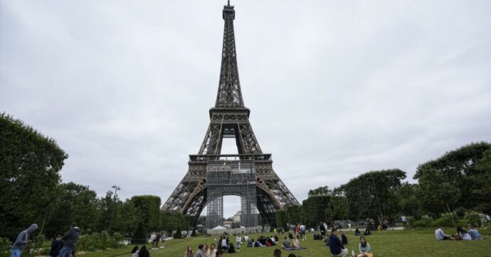 Bare piene di gesso sotto la Torre Eiffel: tre fermati. Parigi indaga su “interferenze straniere”