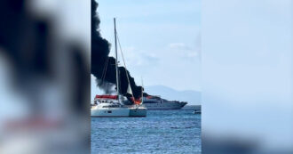Copertina di Yacht di lusso prende fuoco a Formentera: il video dell’imbarcazione (da 46mila euro a settimana) in fiamme a pochi metri dalla spiaggia