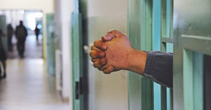 Ragazzo di 17 anni scavalca le inferriate ed evade dal Beccaria di Milano: ricerche in corso