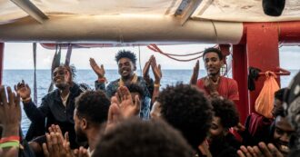 Copertina di Il governo Meloni chiede aiuto alle ong (che voleva limitare) per salvare i migranti in mare: il cambio di rotta figlio del boom di partenze