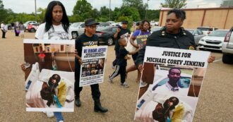 Copertina di Usa, due afroamericani abusati e torturati per ore da sei agenti: i poliziotti si sono dichiarati colpevoli