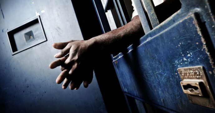 Nelle carceri lombarde si fa “un uso improprio dei mezzi di coercizione fisica, come le manette”. La circolare della dirigente