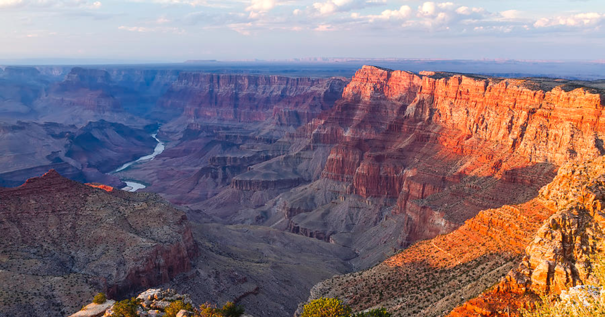 13enne scivola dal bordo del Grand Canyon e si salva per miracolo dopo un volo di oltre 30 metri: “Mi stavo spostando per far fare delle foto”