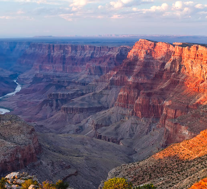 13enne scivola dal bordo del Grand Canyon e si salva per miracolo dopo un volo di oltre 30 metri: “Mi stavo spostando per far fare delle foto”