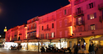 Copertina di Saint Tropez, italiano lascia “solo” 500 euro di mancia: il cameriere lo rincorre e ne pretende almeno 1000