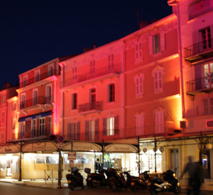 Saint Tropez, italiano lascia “solo” 500 euro di mancia: il cameriere lo rincorre e ne pretende almeno 1000