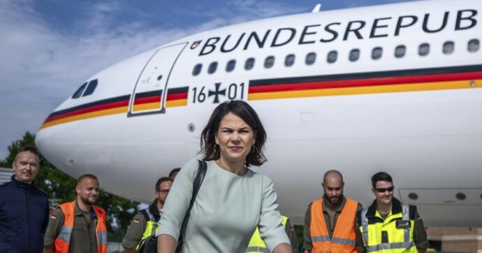 La ministra degli Esteri tedesca nuovamente a terra per un guasto sul volo di Stato: “Aerei obsoleti”