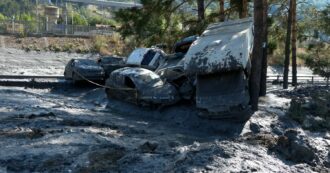 Copertina di Auto distrutte ammassate contro gli alberi e strade piene di fango: la distruzione a Bardonecchia il giorno dopo il disastro – Video
