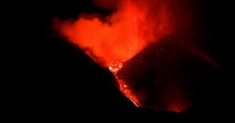 Copertina di Erutta l’Etna, boati e fontane di lava: le spettacolari immagini dell’attività notturna del vulcano