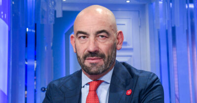 Copertina di “L’Intelligenza artificiale batte 17 medici. Il piccolo Alex si è salvato grazie alla diagnosi fatta da ChatGpt a sua mamma”: il caso raccontato da Bassetti