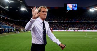 Copertina di La barca azzurra affonda, Mancini scappa: un salvagente per Gravina