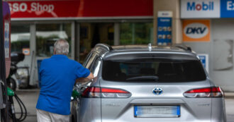 Copertina di Nuovo record per la benzina: sulla A8 2,72 euro al litro in modalità self service. Assoutenti chiede l’intervento della Guardia di Finanza
