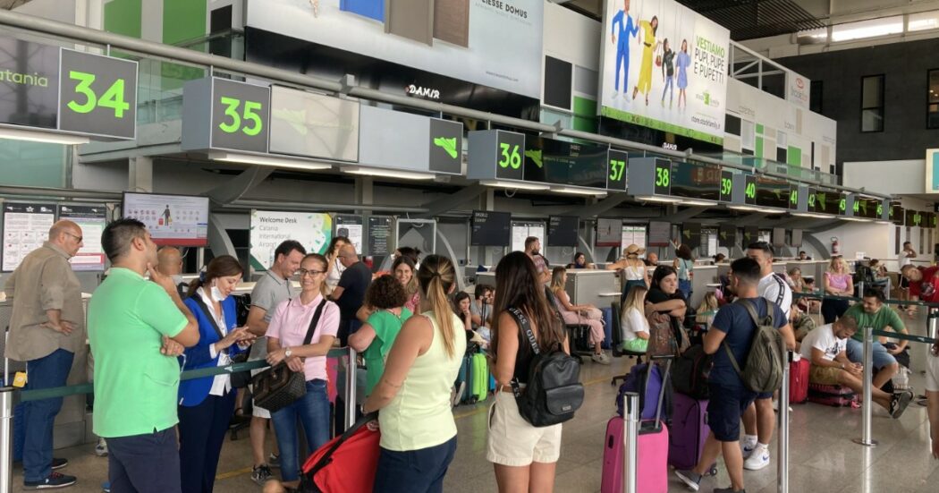 L’Etna dà spettacolo ma l’aeroporto di Catania è costretto a ridurre i voli in arrivo: “Sei all’ora”