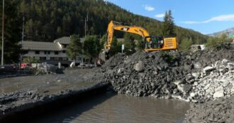 Copertina di Colata di detriti a Bardonecchia, si continua a spalare il fango per liberare strade e abitazioni. Alcuni abitanti ancora senza luce e acqua