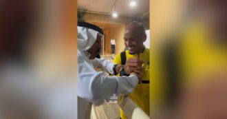 Copertina di Arabia Saudita, Fabinho riceve in dono un Rolex da un tifoso per aver giocato bene: il video fa il giro del web