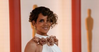 Copertina di “Ci stiamo trasformando in mostri, smettiamola di voler sembrare eterne 30enni. Ho scoperto di essere in menopausa in modo orribile”: lo sfogo di Halle Berry