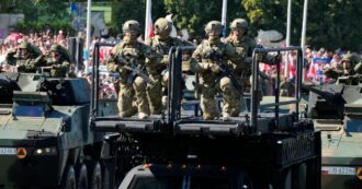Copertina di Truppe, carri armati e caccia: in Polonia va in scena la più grande parata militare degli ultimi decenni. Duda: “Difendere i confini Nato e Ue”