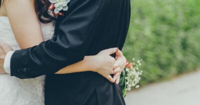 Copertina di I genitori dello sposo arrivano in chiesa con oltre mezz’ora di ritardo, lui non li aspetta e fa iniziare la cerimonia: “Li avevo avvisati”