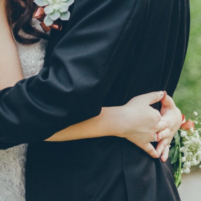 “Sono stata offesa e al matrimonio non vado, ma tengo hotel e volo per fare una vacanza con il mio fidanzato”: la damigella d’onore infiamma il dibattito su Reddit