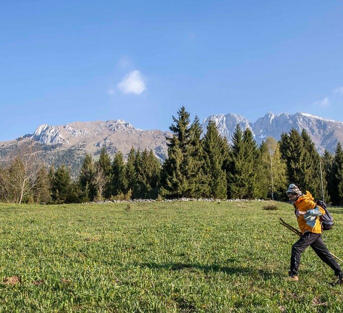 “Quando sono stanchi chiamano l’elicottero per venire a prenderli, arrivano al rifugio e chiedono prosciutto e melone”: la rabbia del Cai contro l’overtourism in montagna