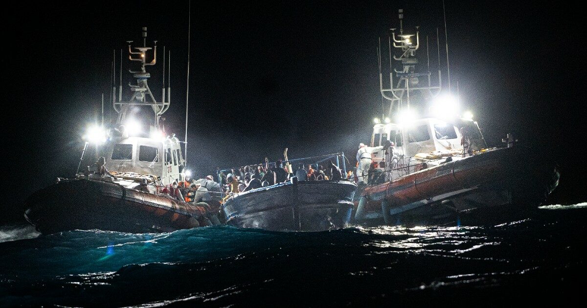 Migranti, 101.386 arrivi da gennaio. Numeri in linea con il 2016, anno del record storico di sbarchi in Italia (quando c’era Renzi premier)