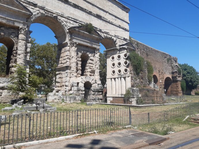 File:Cartello stradale quartiere roma.JPG - Wikimedia Commons