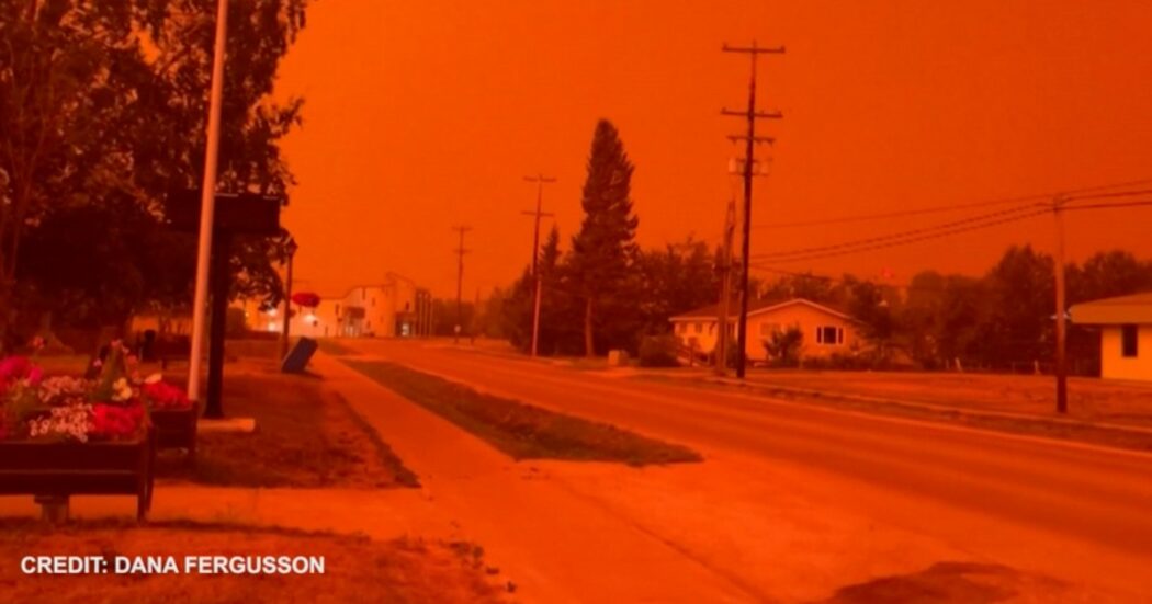 Emergenza incendi in Canada, le impressionanti immagini del cielo della città di Forth Smith