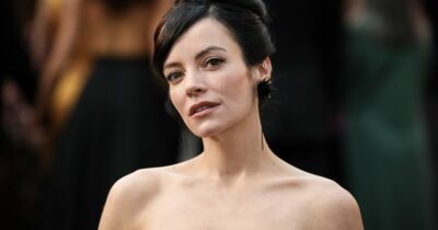 Copertina di Lily Allen confessa: “Le mie due figlie mi hanno completamente rovinato la carriera, una madre non può avere tutto”
