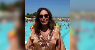 Copertina di Santanchè e il video di Ferragosto a bordo piscina: “Governo al lavoro perché tutti possano andare in vacanza”
