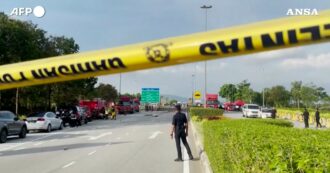 Copertina di Piccolo aereo precipita a terra e si schianta su una strada in Malesia: morti otto passeggeri e due automobilisti – Video