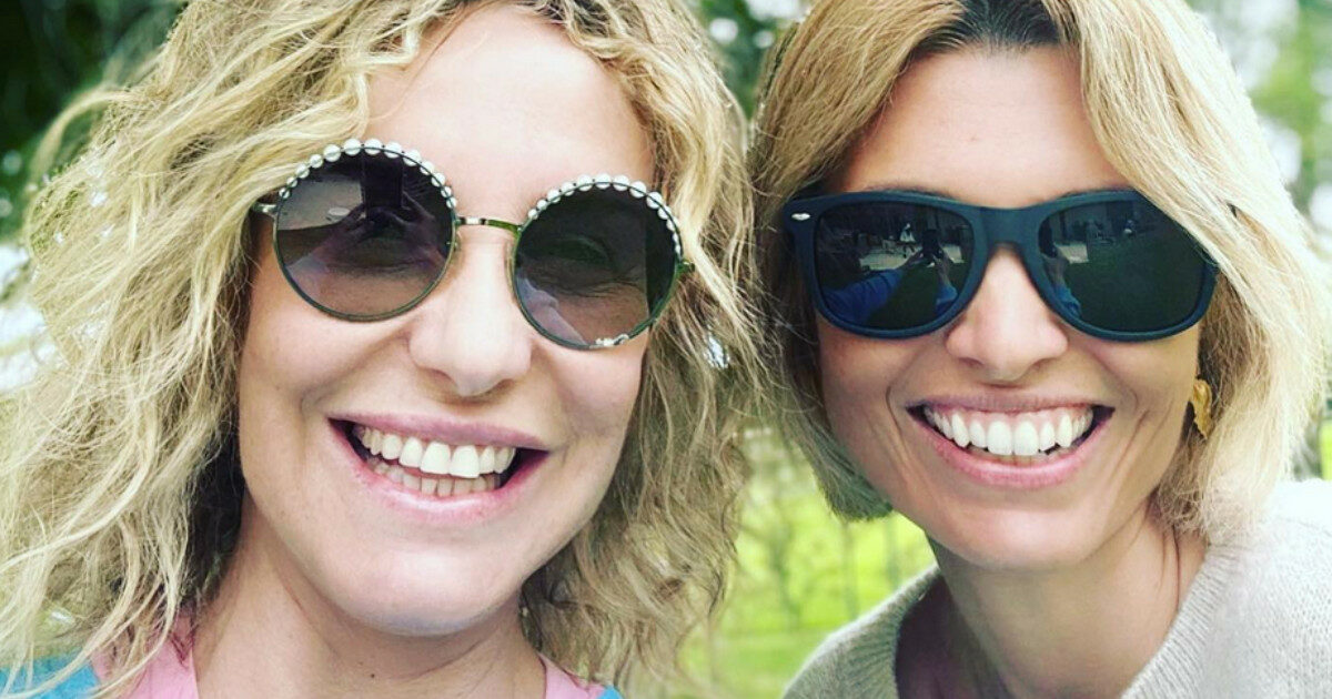 Antonella Clerici e Carlotta Mantovan in vacanza insieme: “Non si è mai dimenticata della moglie di Fabrizio Frizzi”